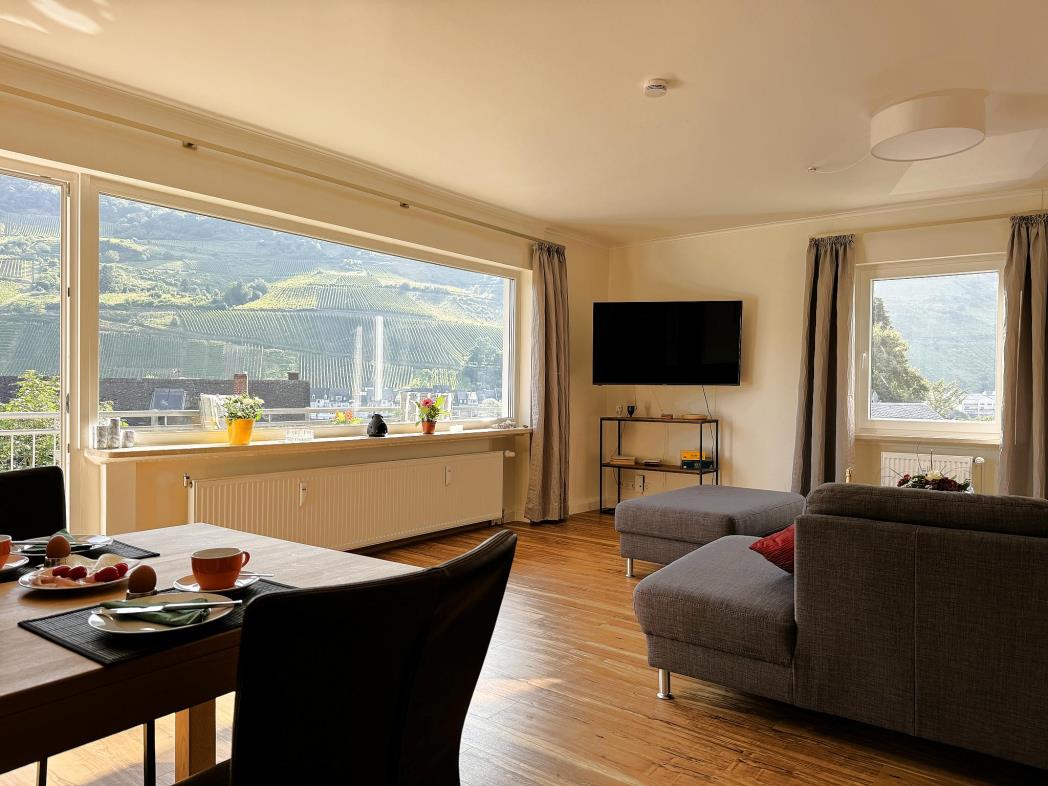 Wohnzimmer mit Balkon und Moselblick - Urlaub an der Mosel in Ferienwohnung Mosel Fewo43, Marientaler Au 43, 56856 Zell (Mosel)