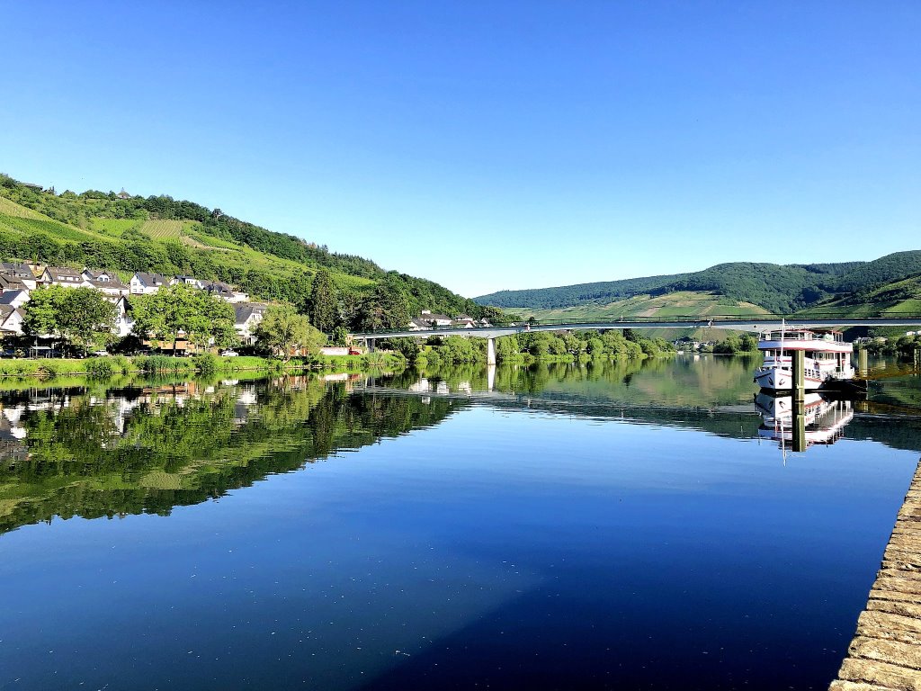 Fußgängerbrücke über die Mosel von Zell nach Kaimt - Urlaub an der Mosel in Ferienwohnung Mosel Fewo43, Marientaler Au 43, 56856 Zell (Mosel)