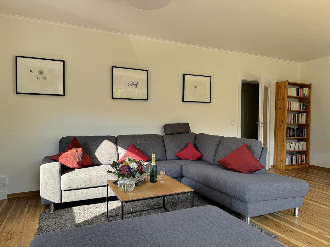 Couch im Wohnzimmer - Mosel Urlaub in Ferienwohnung Mosel Fewo43, Marientaler Au 43, 56856 Zell (Mosel)