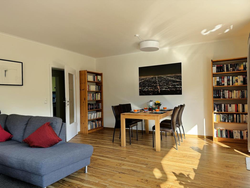 Couch mit Essbereich und Bücherregal - Urlaub an der Mosel in Ferienwohnung Mosel Fewo43, Marientaler Au 43, 56856 Zell (Mosel)