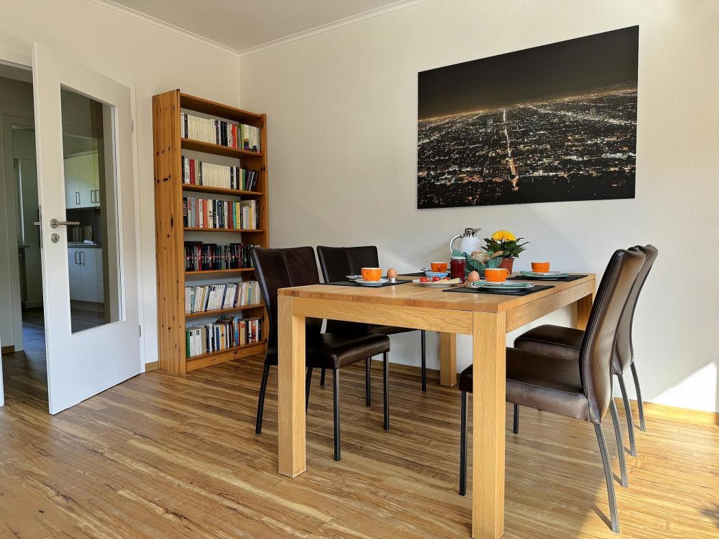 Esstisch mit Bücherregal - Mosel Urlaub in Ferienwohnung Mosel Fewo43, Marientaler Au 43, 56856 Zell (Mosel)