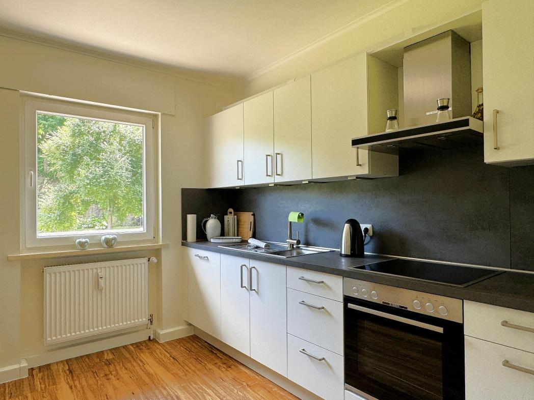 Küchenzeile mit Fenster - Urlaub an der Mosel in Ferienwohnung Mosel Fewo43, Marientaler Au 43, 56856 Zell (Mosel)