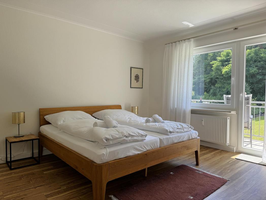 Schlafzimmer mit Balkon - Mosel Urlaub in Ferienwohnung Mosel Fewo43, Marientaler Au 43, 56856 Zell (Mosel)