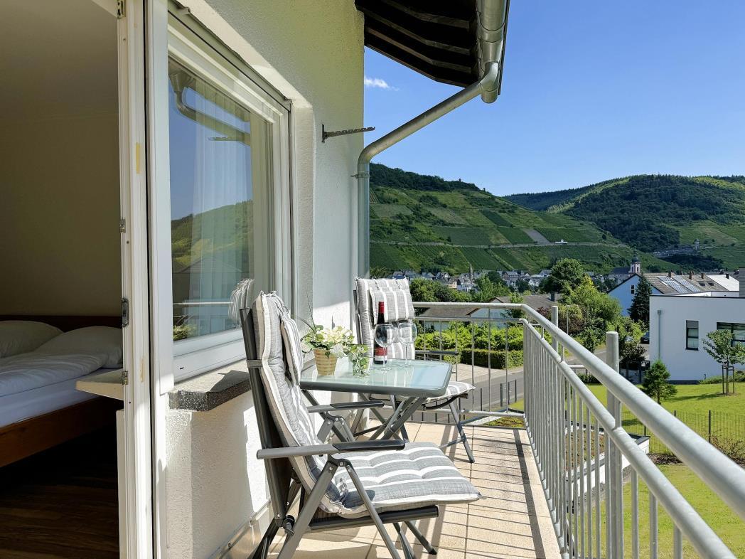 Balkon mit Blick auf Garten - Urlaub an der Mosel in Ferienwohnung Mosel Fewo43, Marientaler Au 43, 56856 Zell (Mosel)