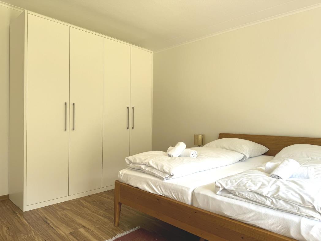 Schlafzimmer mit Schrank - Mosel Urlaub in Ferienwohnung Mosel Fewo43, Marientaler Au 43, 56856 Zell (Mosel)
