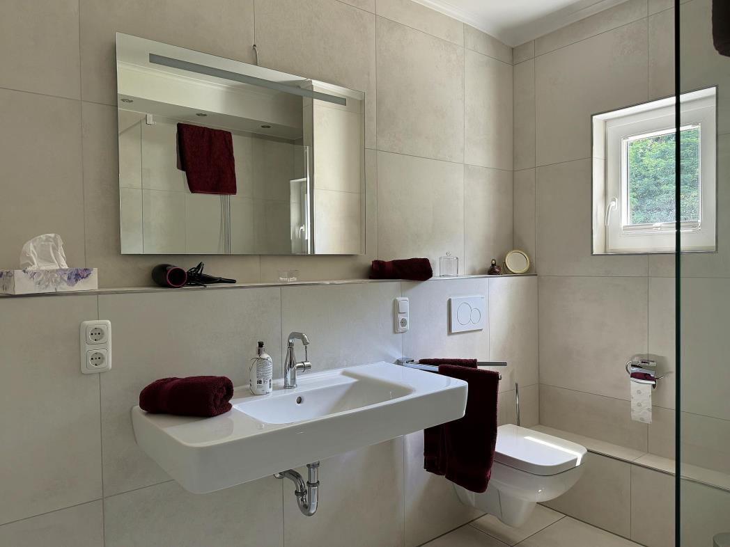 Badezimmer mit Waschtisch - Urlaub an der Mosel in Ferienwohnung Mosel Fewo43, Marientaler Au 43, 56856 Zell (Mosel)
