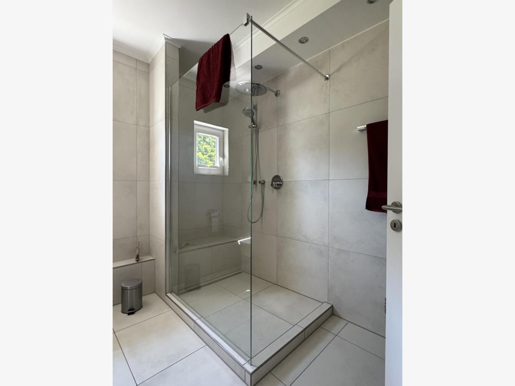 Badezimmer mit begehbarer Dusche - Mosel Urlaub in Ferienwohnung Mosel Fewo43, Marientaler Au 43, 56856 Zell (Mosel)