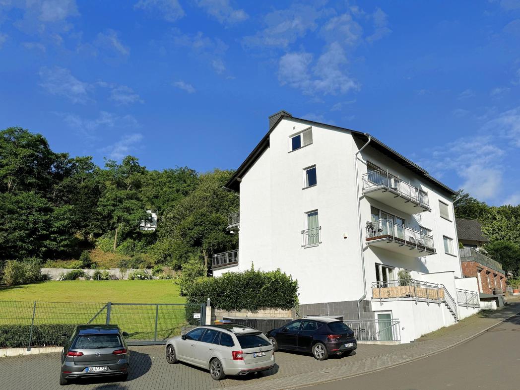Hausansicht mit Balkon - Urlaub an der Mosel in Ferienwohnung Mosel Fewo43, Marientaler Au 43, 56856 Zell (Mosel)