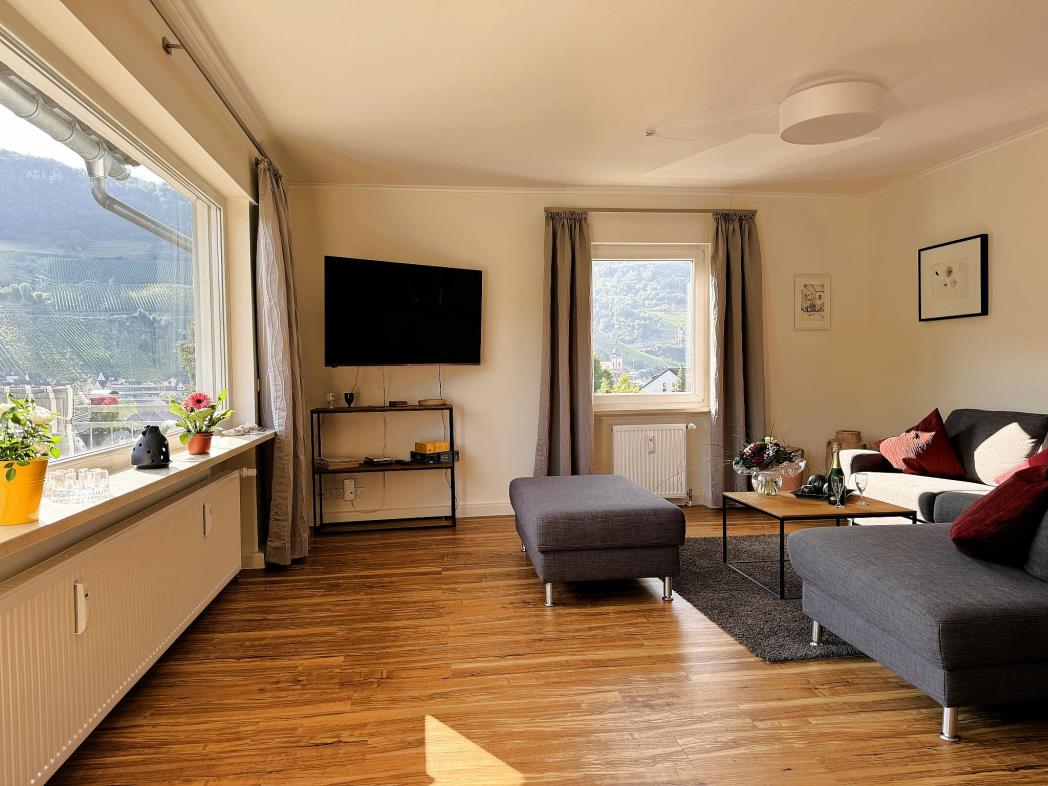 Fernseher im Schlafzimmer - Urlaub an der Mosel in Ferienwohnung Mosel Fewo43, Marientaler Au 43, 56856 Zell (Mosel)