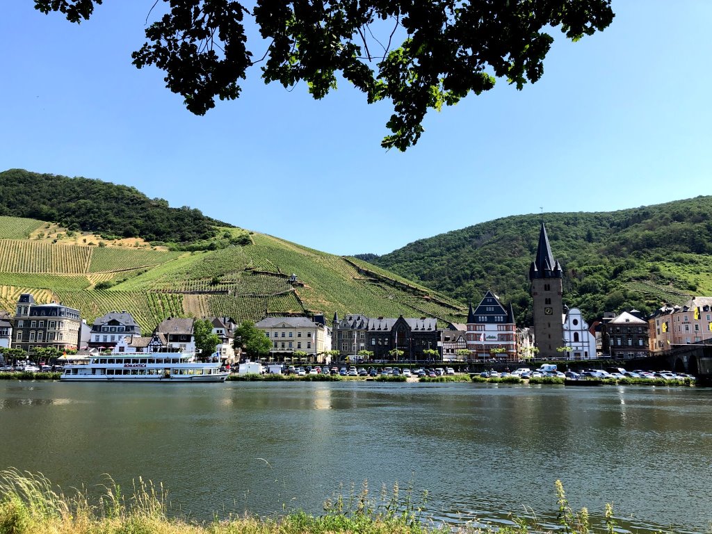 Moselschiff vor Zell (Mosel) - Mosel Urlaub in Ferienwohnung Mosel Fewo43, Marientaler Au 43, 56856 Zell (Mosel)