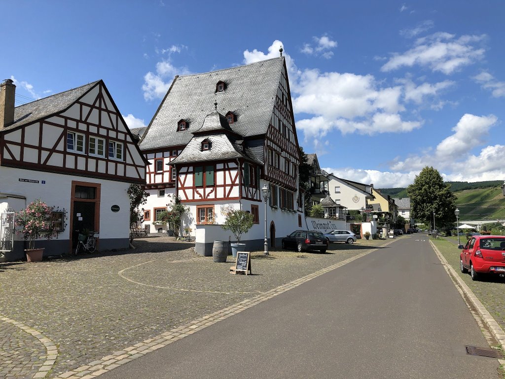 Moselpromenade in Zell Kaimt - Urlaub an der Mosel in Ferienwohnung Mosel Fewo43, Marientaler Au 43, 56856 Zell (Mosel)