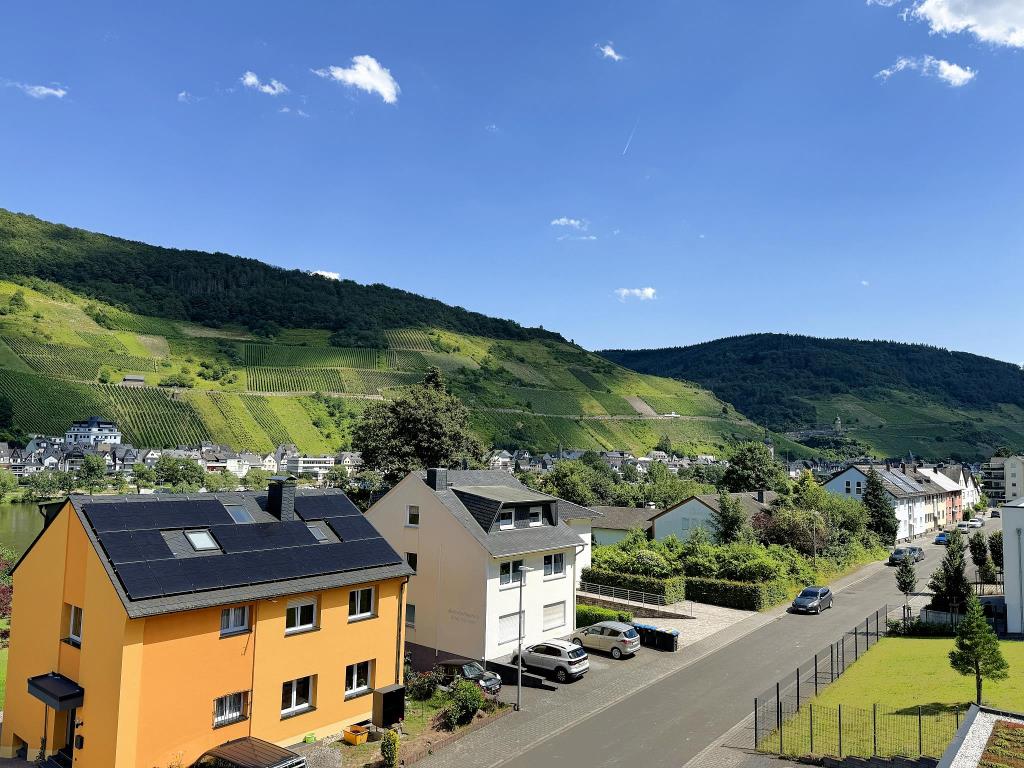 Blick vom Balkon auf Zell und Mosel - Mosel Urlaub in Ferienwohnung Mosel Fewo43, Marientaler Au 43, 56856 Zell (Mosel)