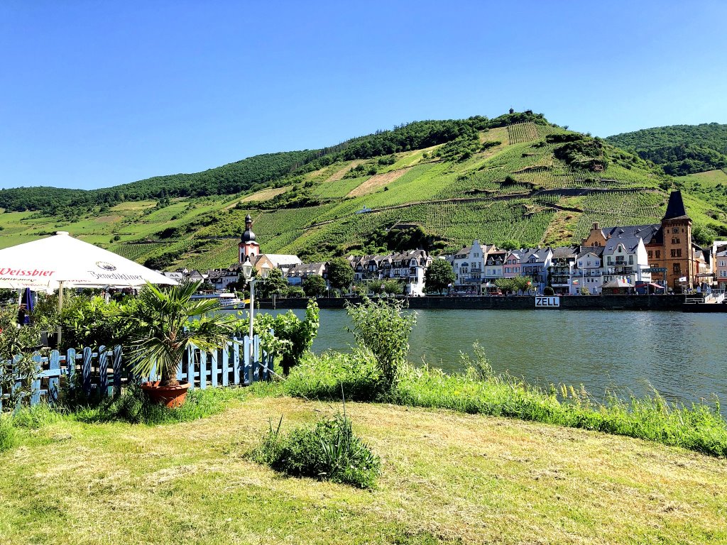 Biergarten in Zell Kaimt - Urlaub an der Mosel in Ferienwohnung Mosel Fewo43, Marientaler Au 43, 56856 Zell (Mosel)