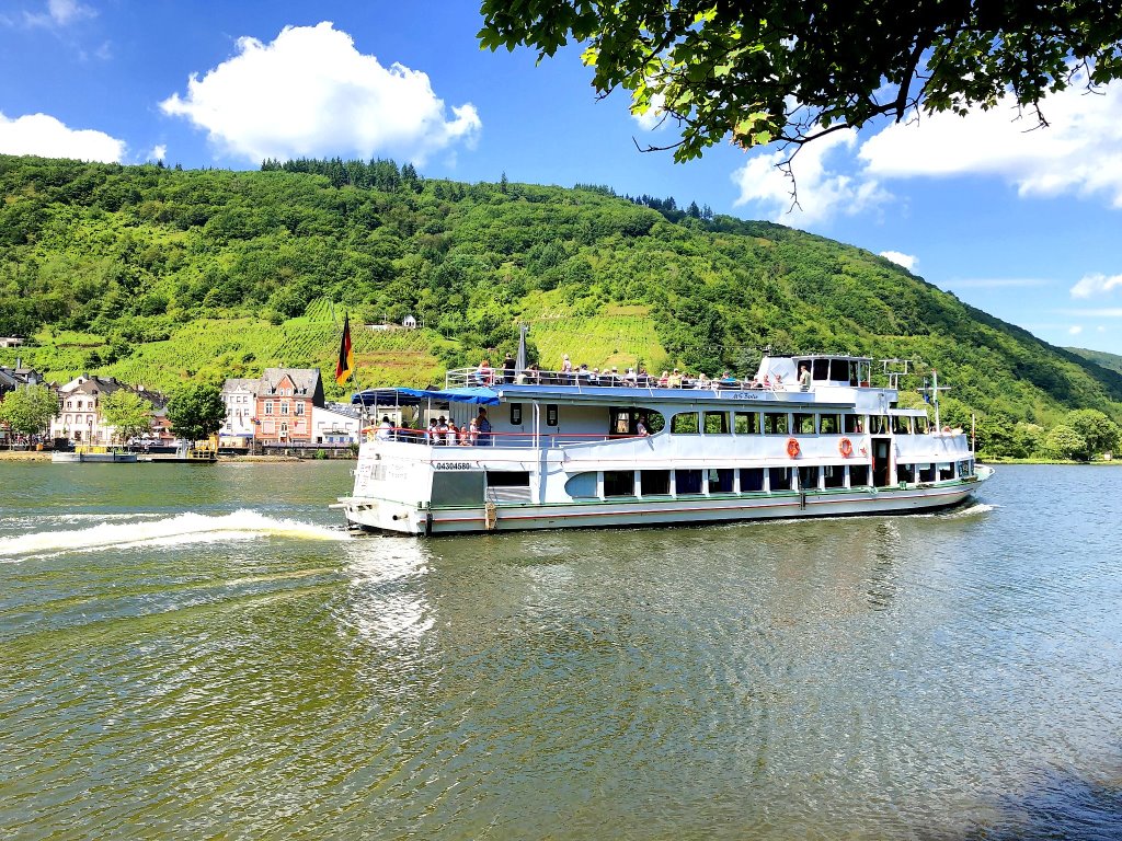 Schiff auf der Mosel bei Alf - Urlaub an der Mosel in Ferienwohnung Mosel Fewo43, Marientaler Au 43, 56856 Zell (Mosel)